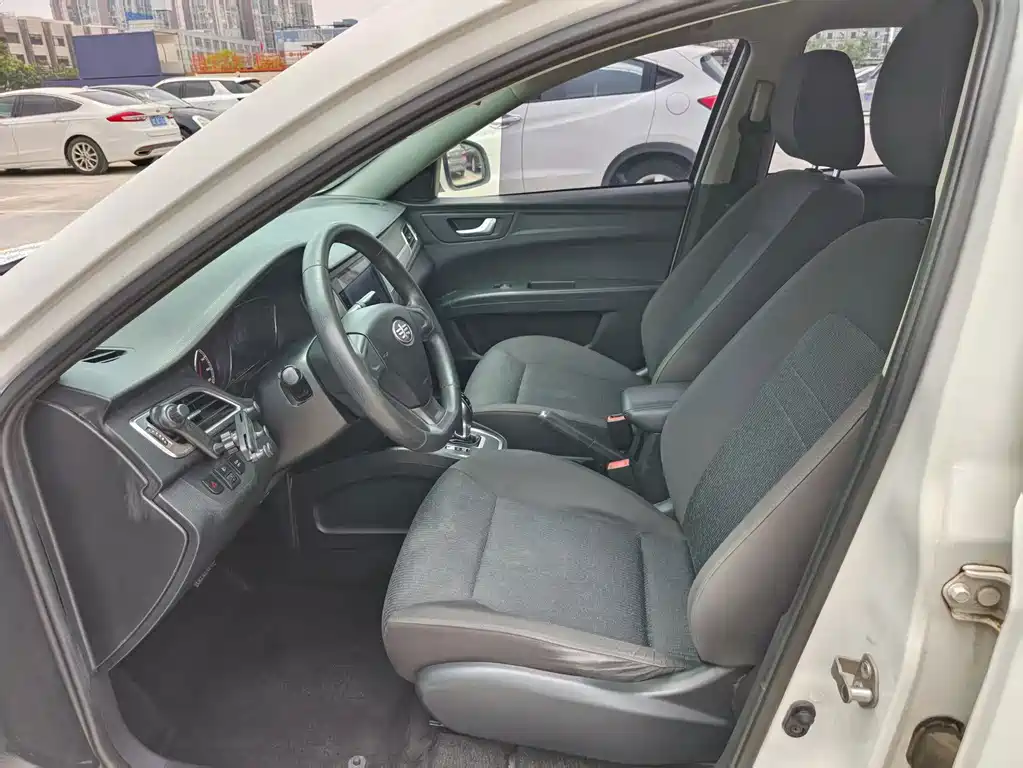 Bestune B30EV — миниатюра 4