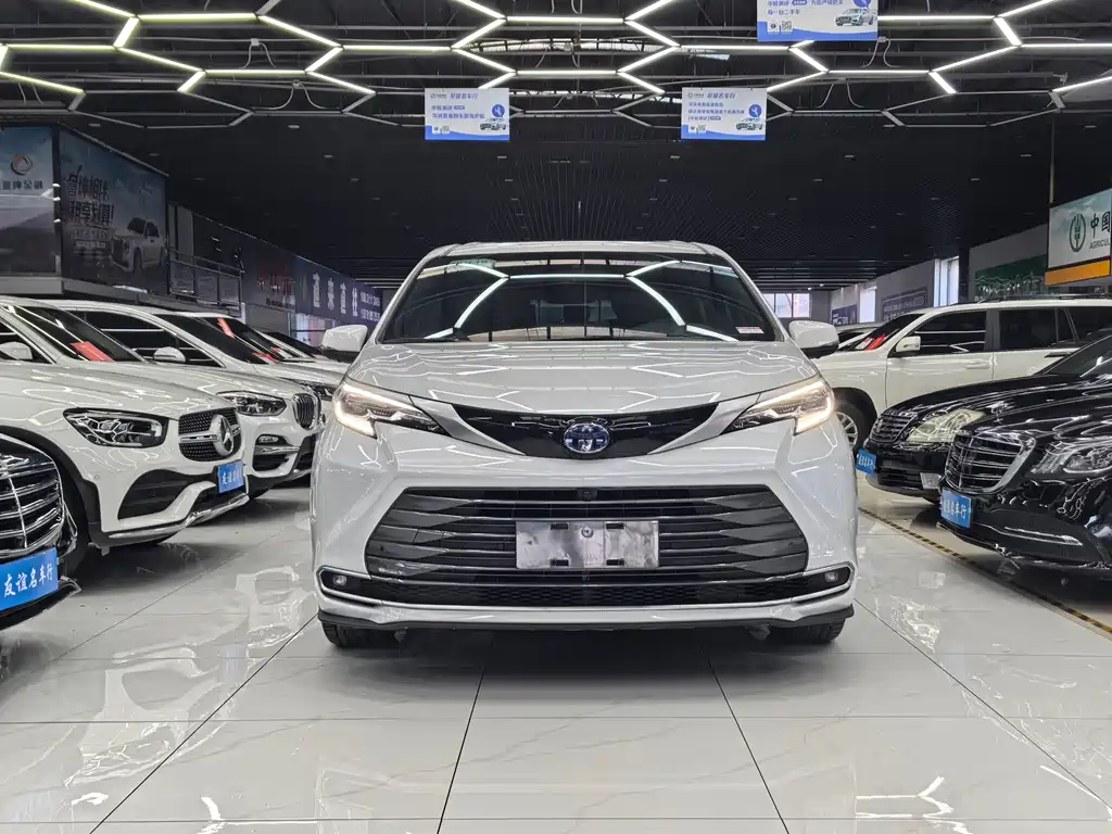 Toyota Sienna — миниатюра 2