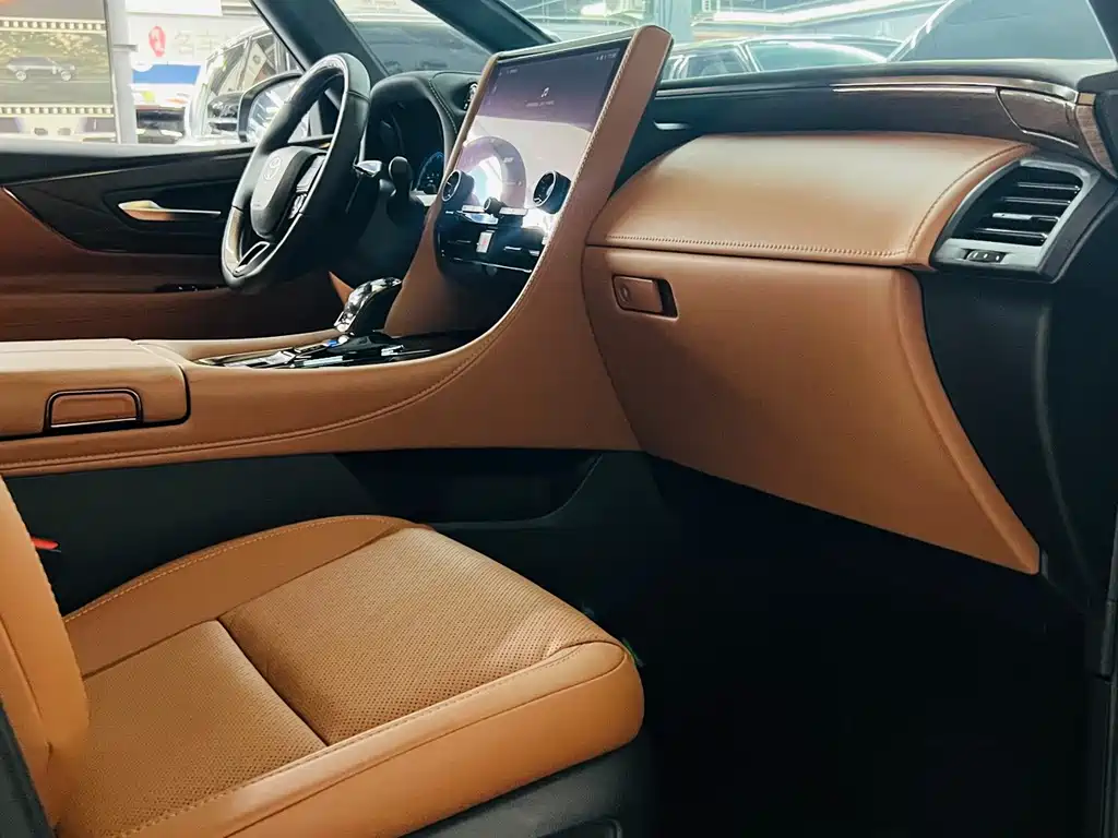 Toyota Alphard — миниатюра 7