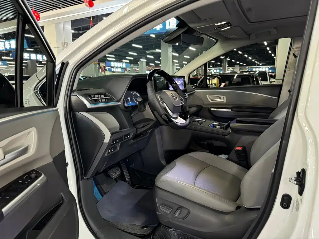 Toyota Sienna — миниатюра 8