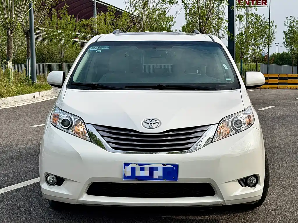 Toyota Sienna — миниатюра 2