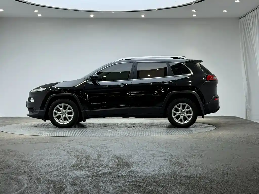 Jeep Cherokee — миниатюра 4