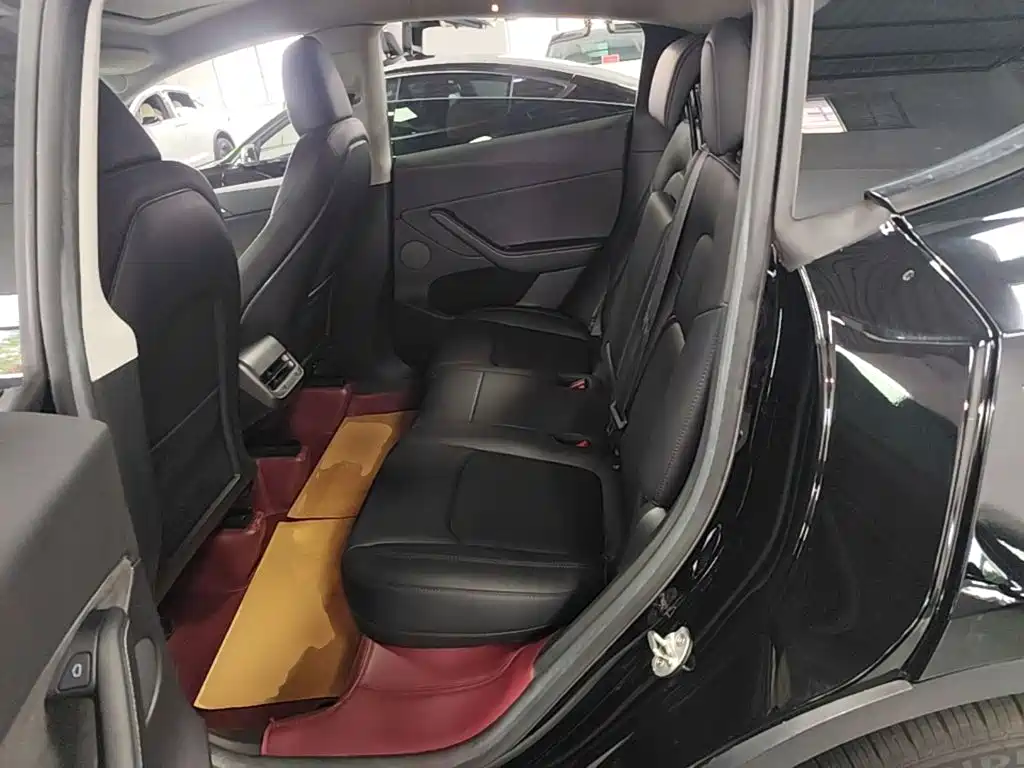Tesla Model Y — миниатюра 17