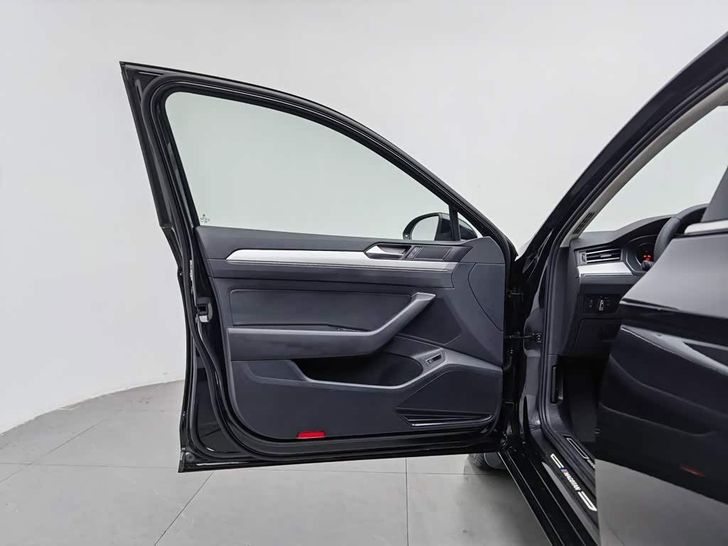Volkswagen Magotan 1.4 л 2021 г. Чёрный, пробег 47100 км