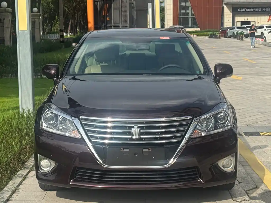 Toyota Crown — миниатюра 2
