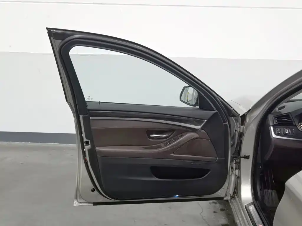 BMW 5 Series — миниатюра 8