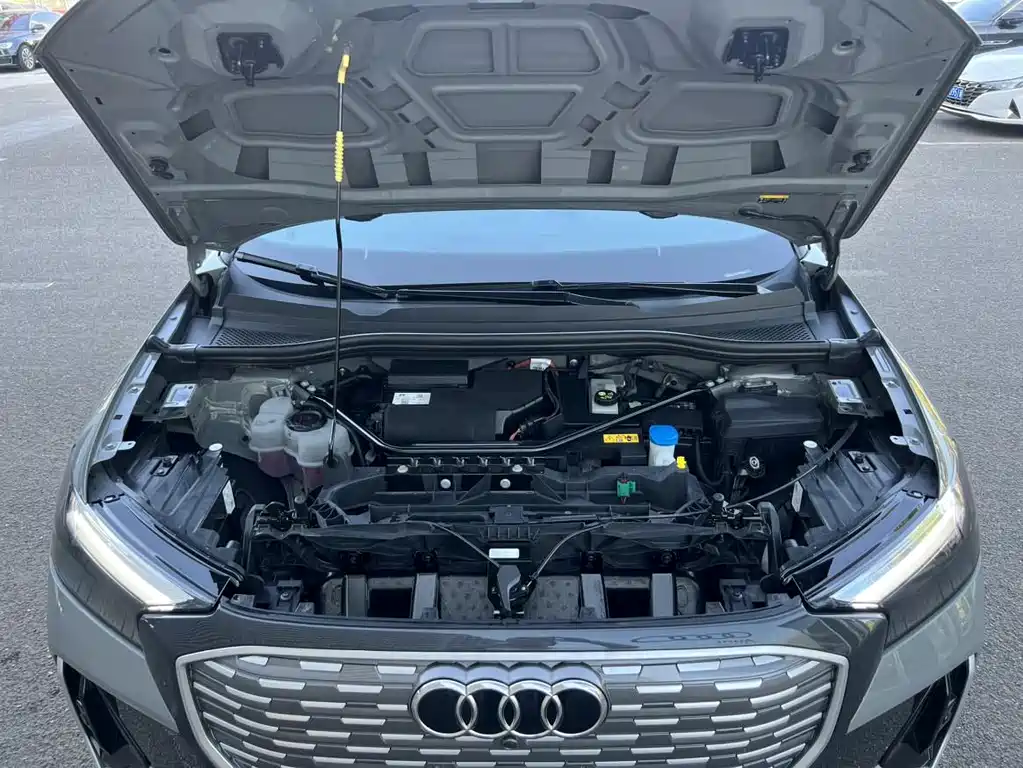 AUDI Q4 E TRON