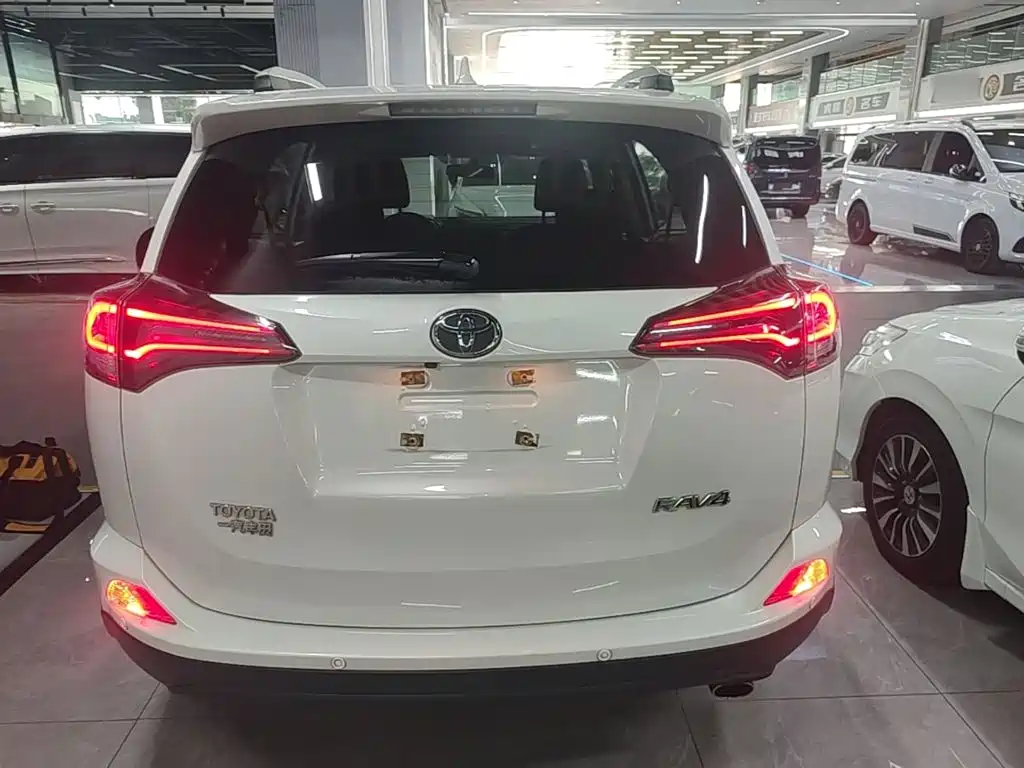 Toyota RAV4 — миниатюра 6