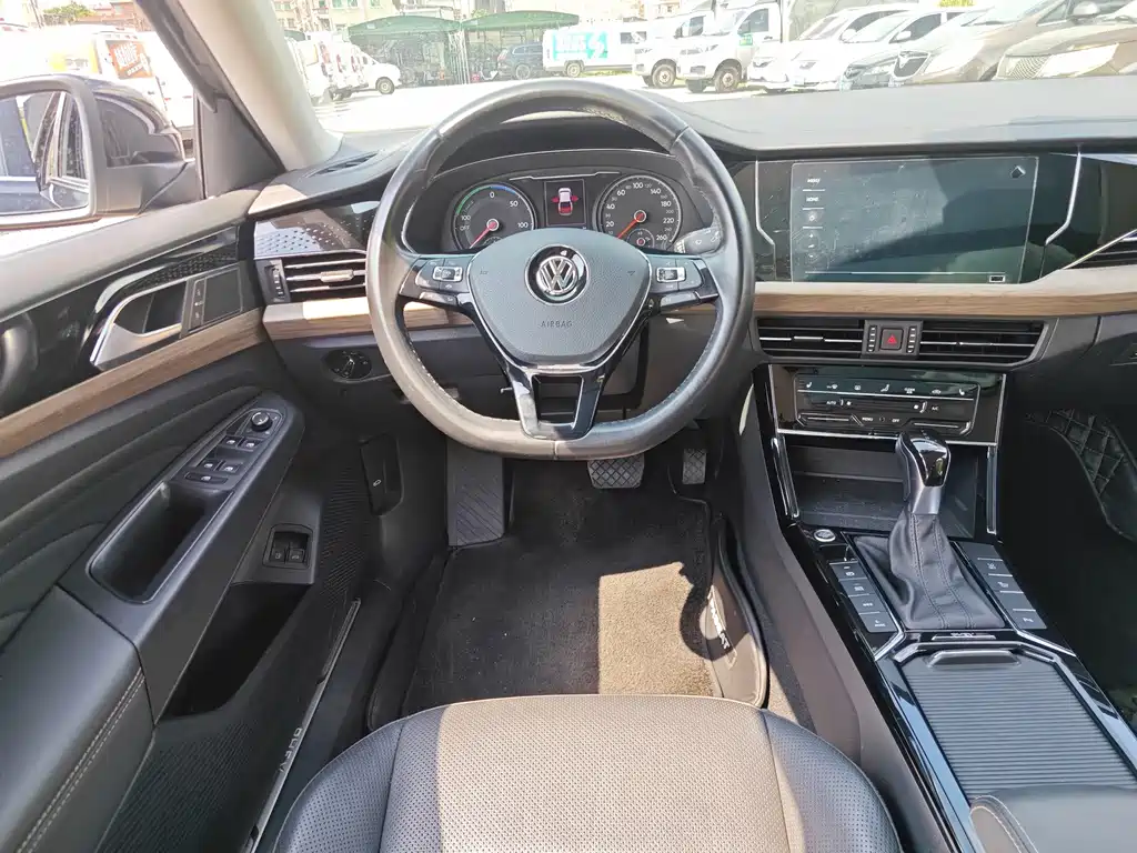 Volkswagen Passat PHEV — миниатюра 11