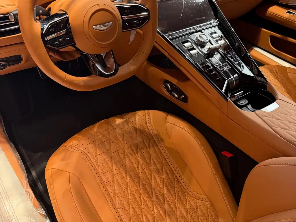 Aston Martin DB12 — миниатюра 5