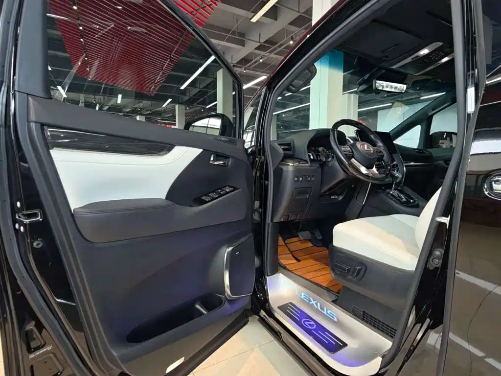 Lexus LM — миниатюра 21