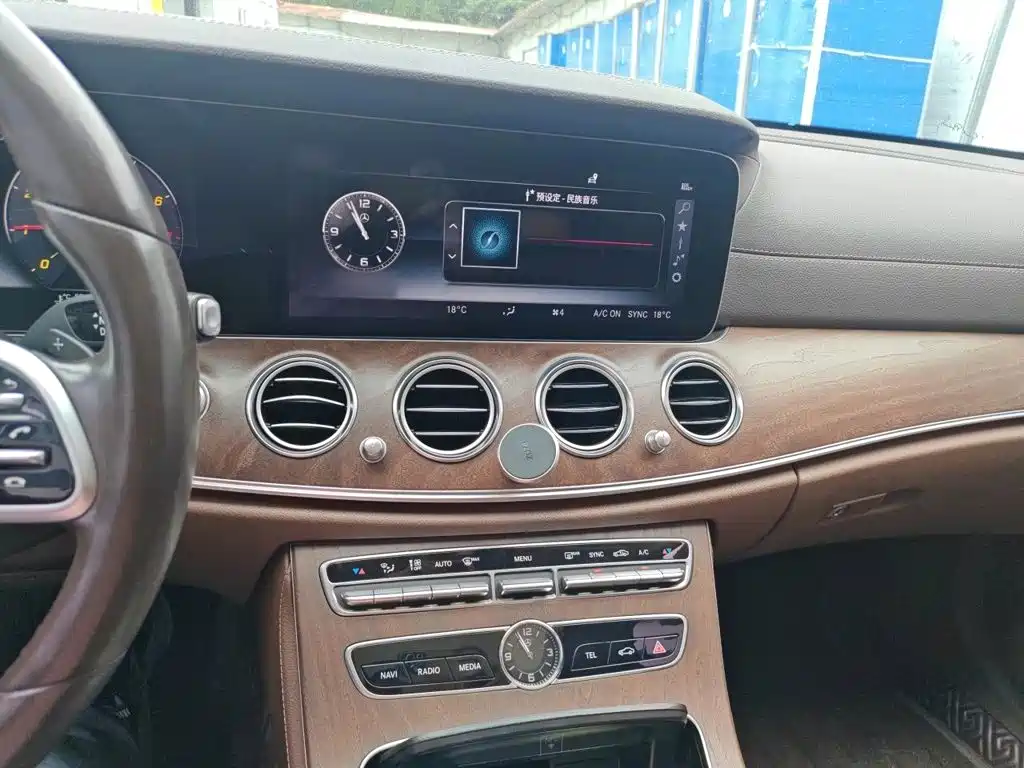 Mercedes-Benz E-Class — миниатюра 6