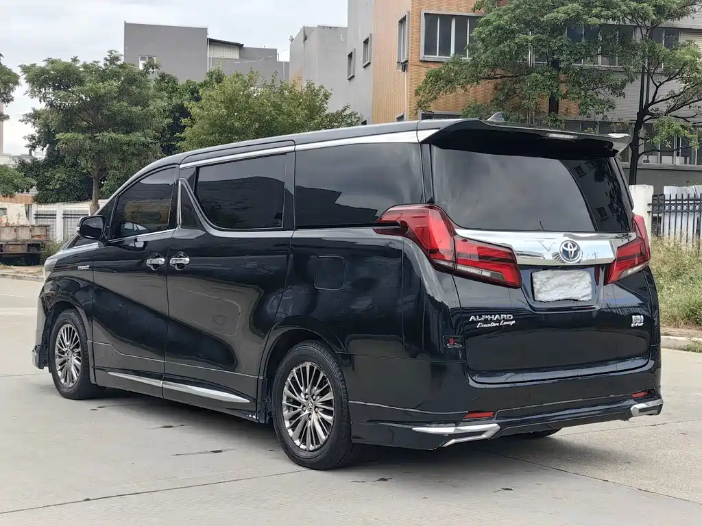 Toyota Alphard — миниатюра 7