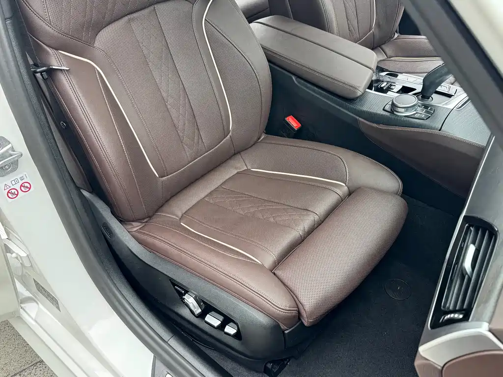 BMW 5 Series — миниатюра 13