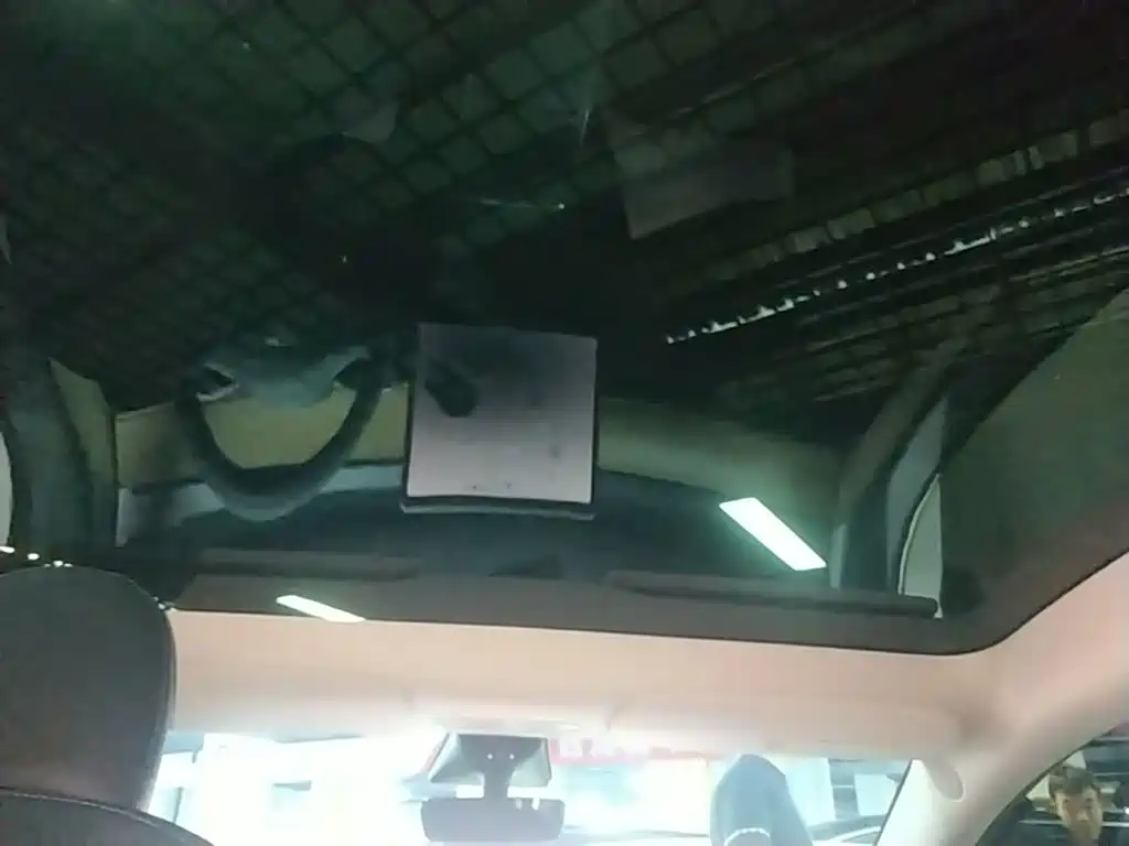 Tesla Model Y — миниатюра 18
