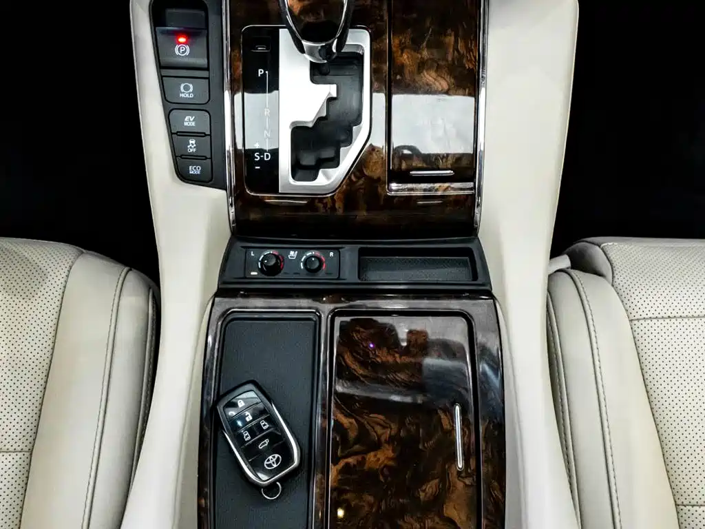 Toyota Alphard — миниатюра 20