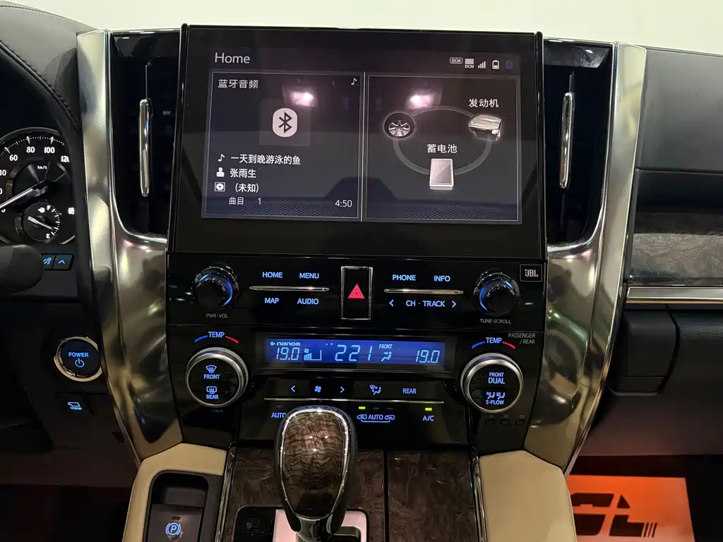 Toyota Alphard — миниатюра 24
