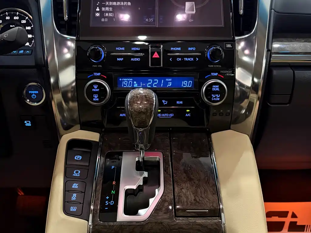 Toyota Alphard — миниатюра 11