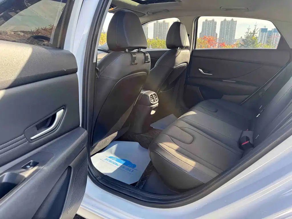 Hyundai Elantra — миниатюра 8