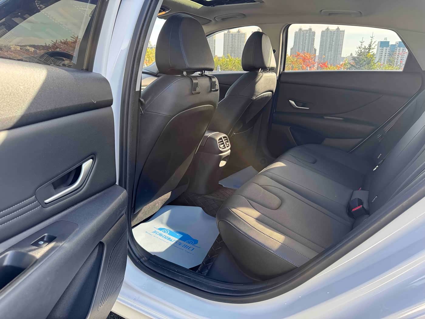 Hyundai Elantra 1.5 л 2023 г. Белый, пробег 34000 км