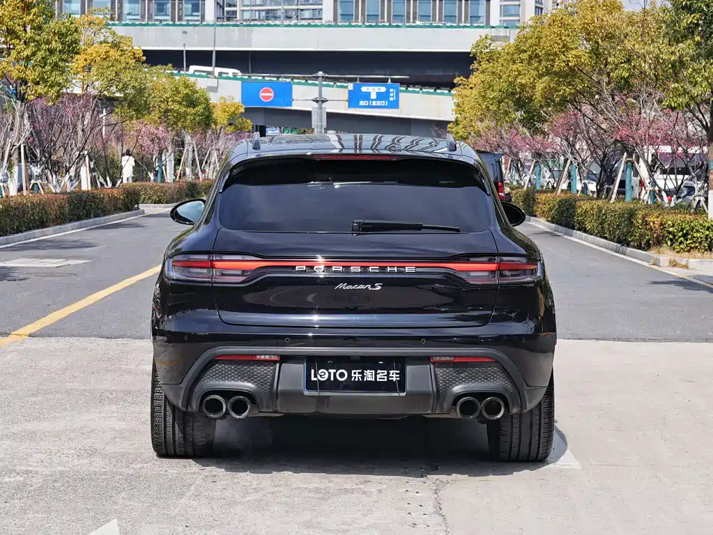 PORSCHE MACAN