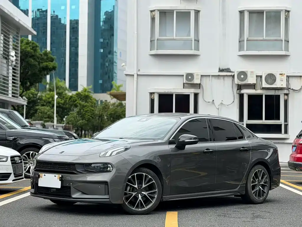 Lynk & Co 03