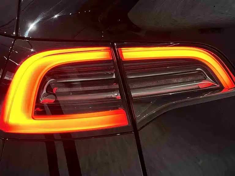 Tesla Model Y — миниатюра 12