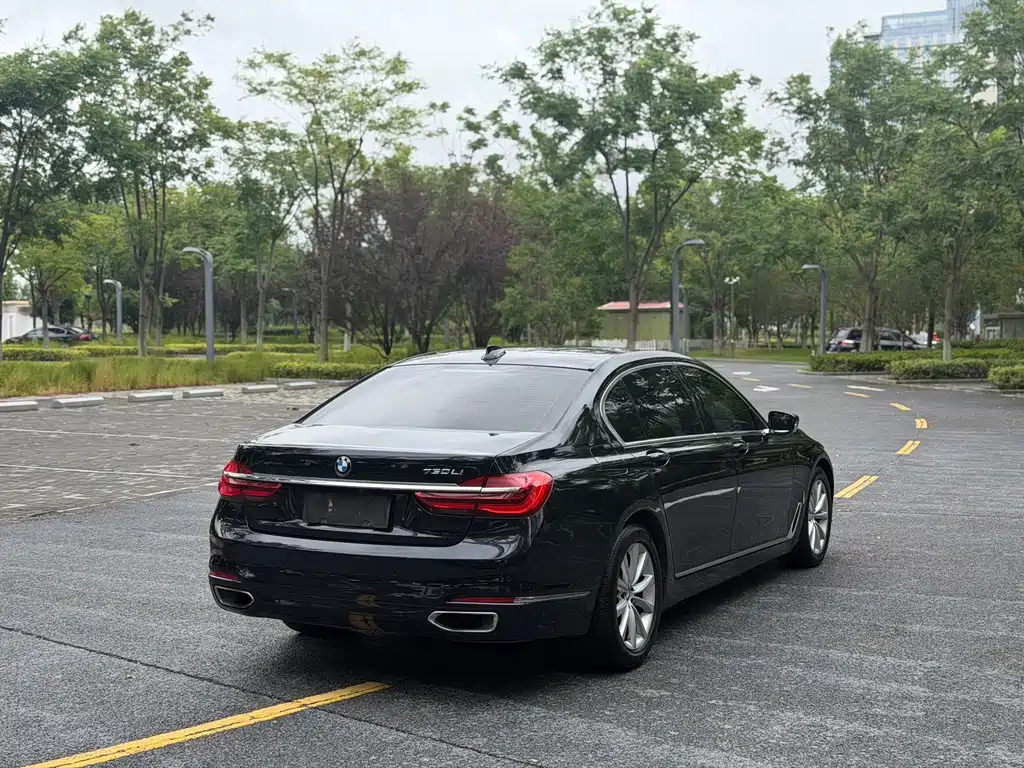 BMW 7 Series — миниатюра 13