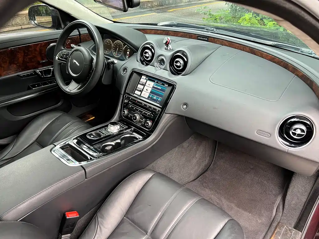 Jaguar XJ — миниатюра 17