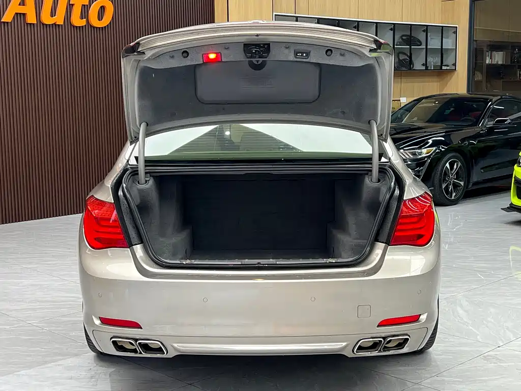 BMW 7 Series — миниатюра 34