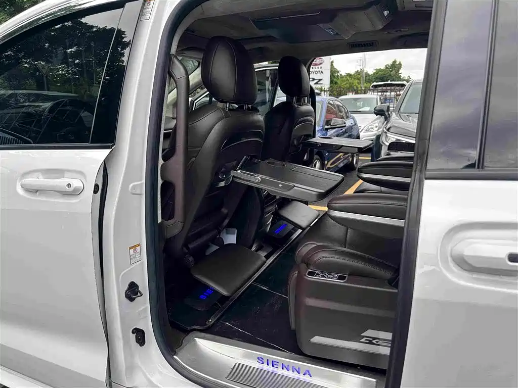 Toyota Sienna — миниатюра 19