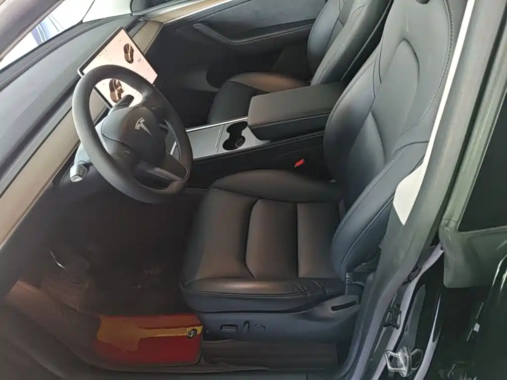 Tesla Model Y — миниатюра 15