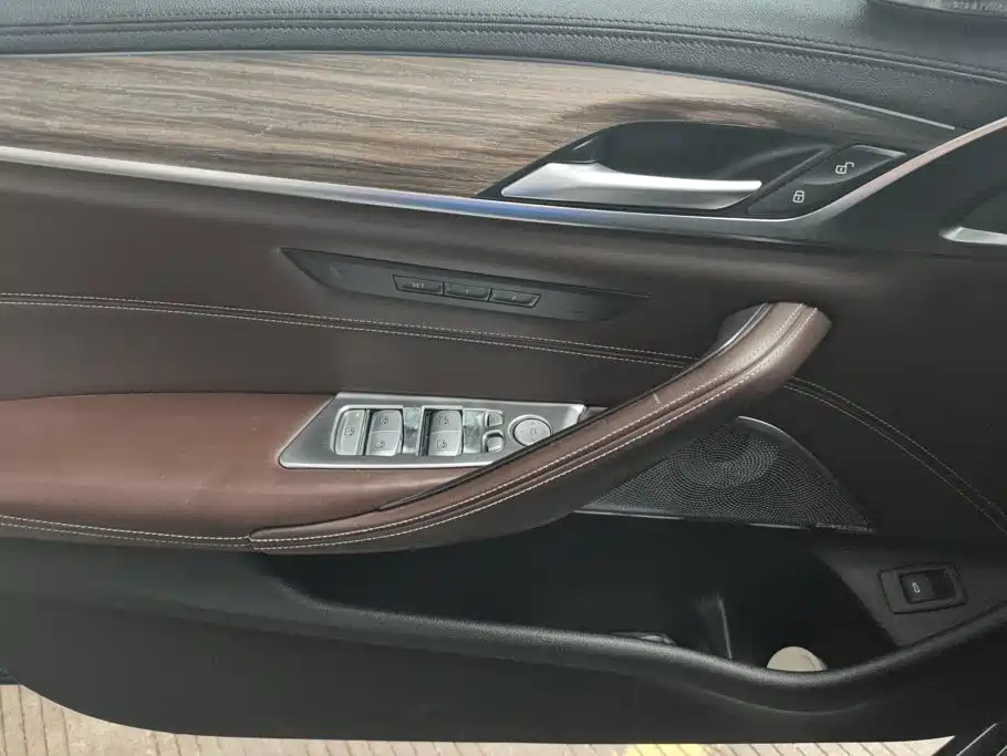 BMW 5 Series — миниатюра 7
