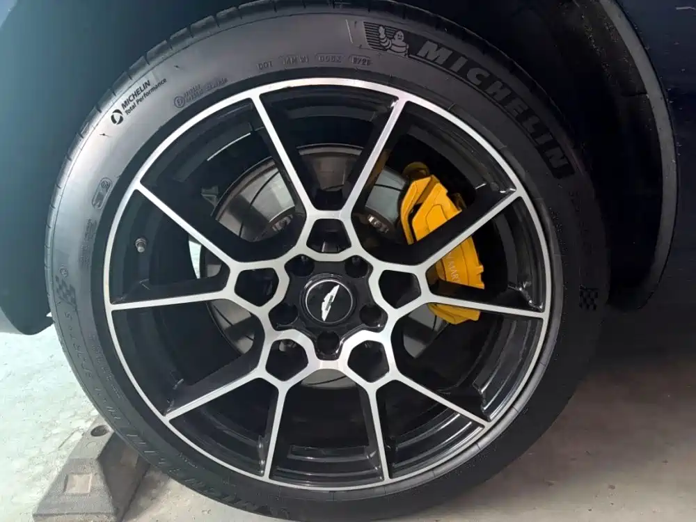 Aston Martin DBX — миниатюра 7