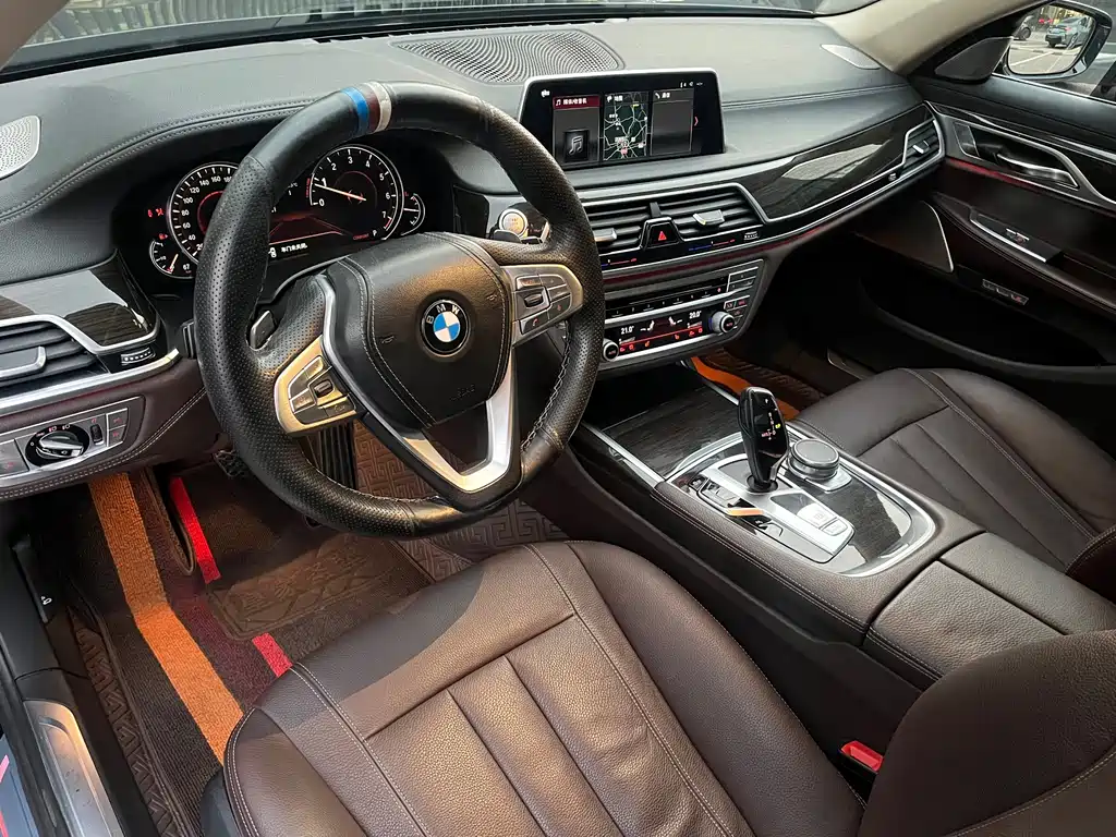 BMW 7 Series — миниатюра 9