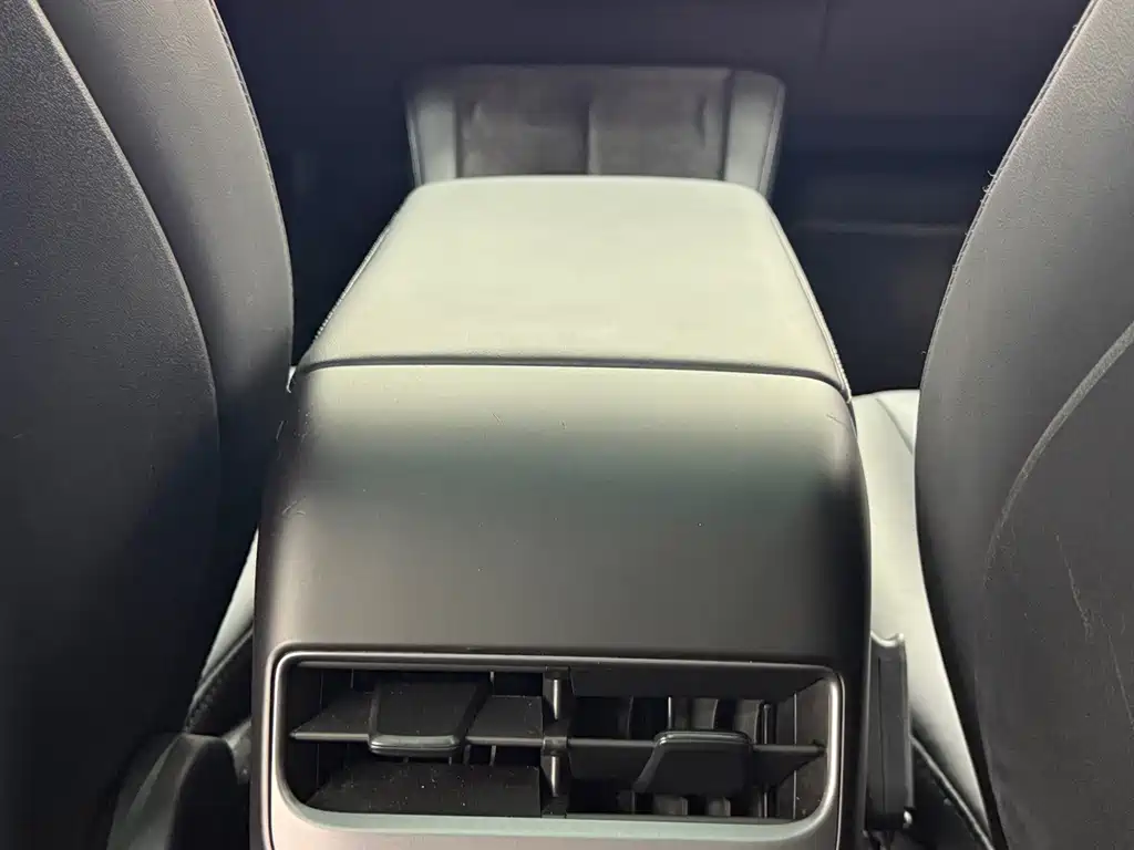 Tesla Model Y — миниатюра 14
