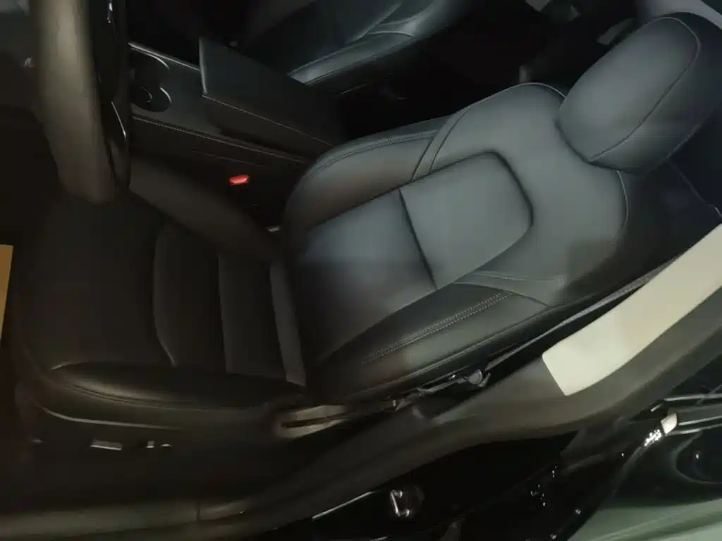 Tesla Model Y — миниатюра 15