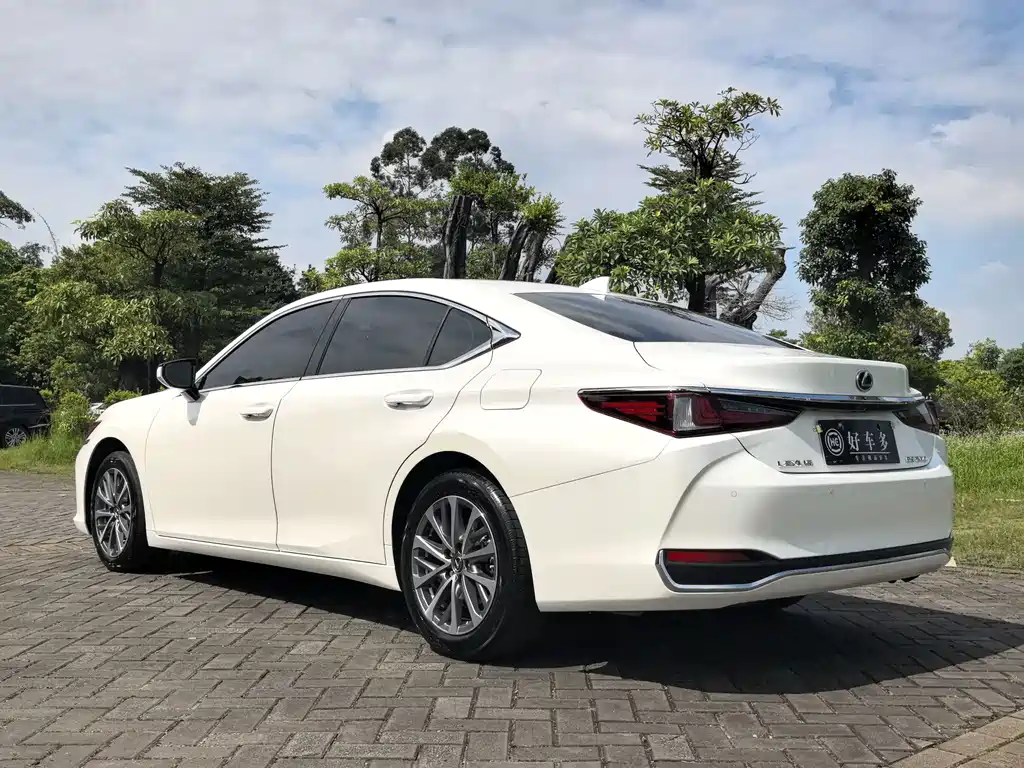 Lexus ES — миниатюра 6