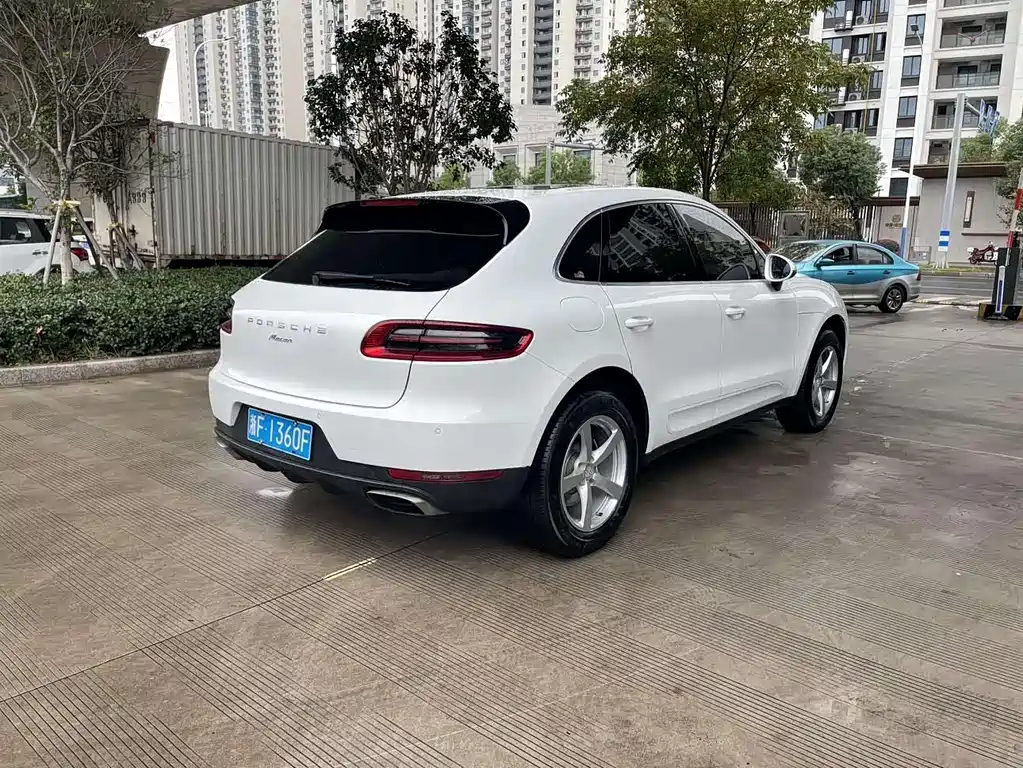 PORSCHE MACAN