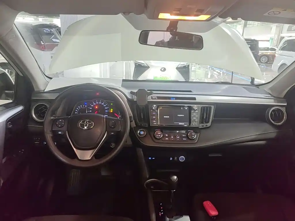 Toyota RAV4 — миниатюра 10