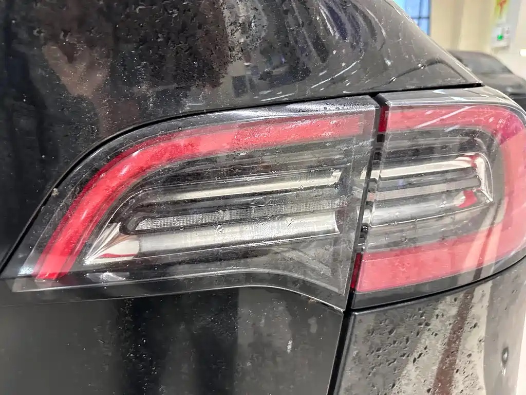 Tesla Model Y — миниатюра 8