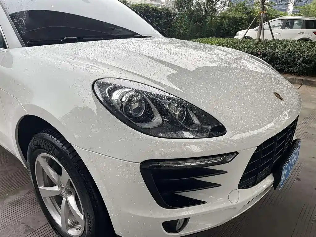 PORSCHE MACAN