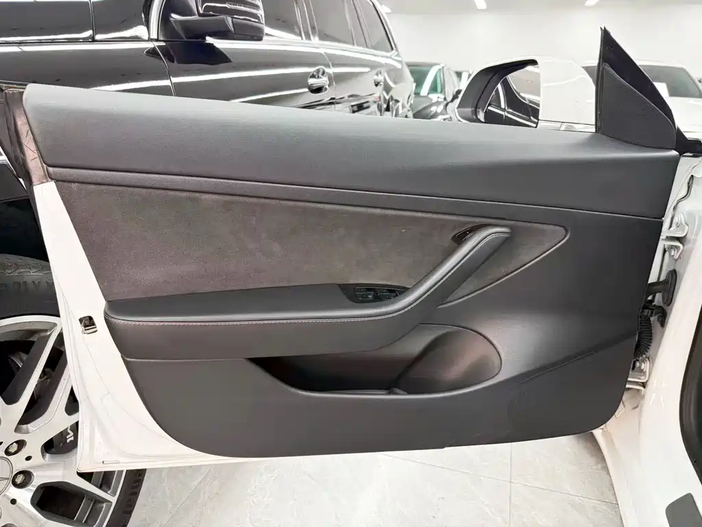 Tesla Model 3 — миниатюра 10