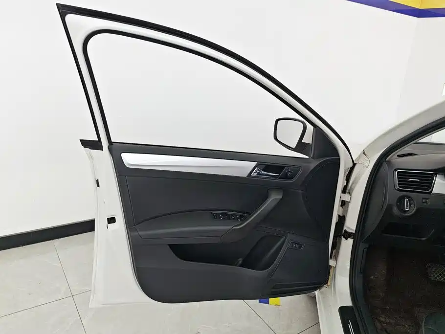 Skoda Rapid — миниатюра 7