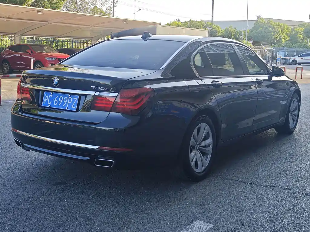 BMW 7 Series — миниатюра 4