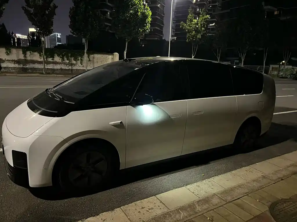 Li Auto Li MEGA — миниатюра 2