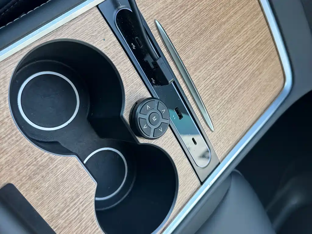 Tesla Model Y — миниатюра 6