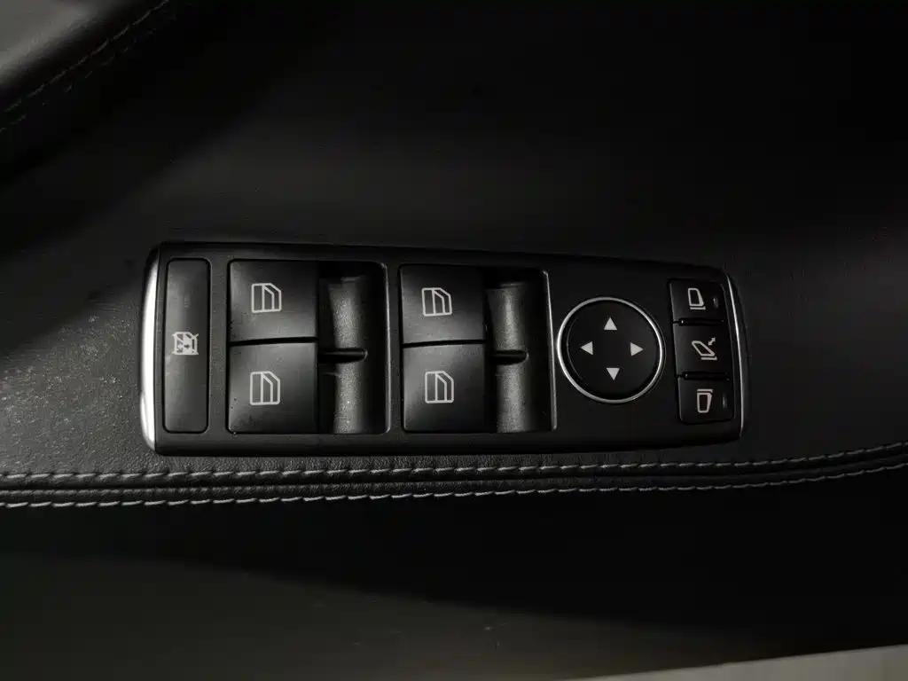 Tesla Model S — миниатюра 9