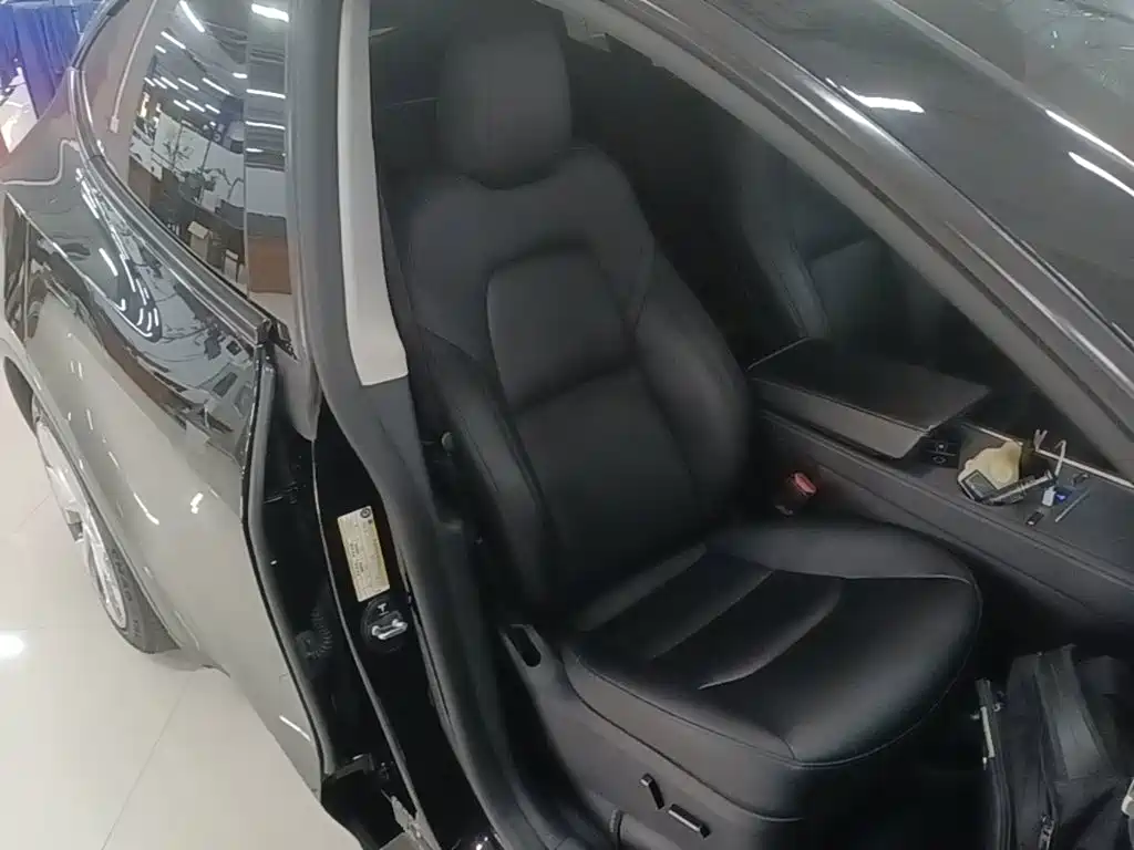 Tesla Model Y — миниатюра 25