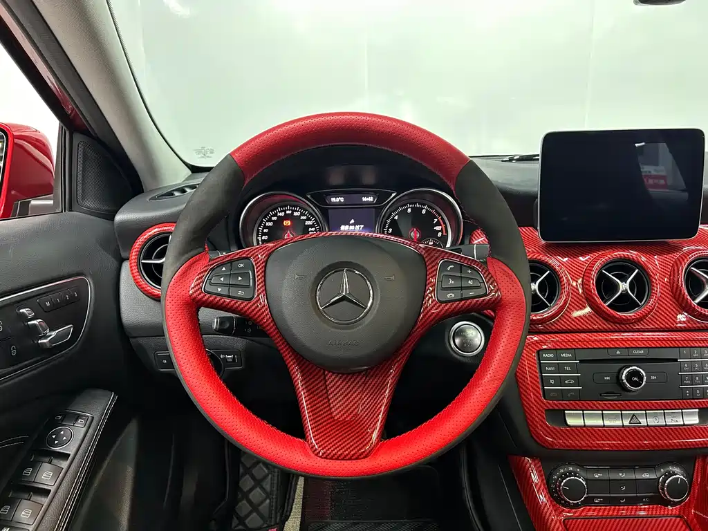 MERCEDES-BENZ GLA